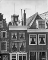 De sterrenwacht op het dak van de Ovale zaal, gezien boven de gevels aan de Damstraat - Haarlem - 20096616 - RCE -  Teylerstichting: De sterrenwacht op het dak van de Ovale zaal, gezien boven de gevels aan de Damstraat 