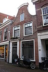 Pand met klokgevel, dodekop geverfd, houten deuromlijsting