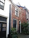Pand met gepleisterde lijstgevel