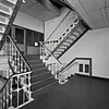Interieur hoofdgebouw, trappenhuis, halverwege de begane grond en eerste verdieping - Haarlem - 20333364 - RCE -  Ripperdakazerne: Interieur hoofdgebouw, trappenhuis, halverwege de begane grond en eerste verdieping 