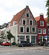 Koudenhorn 22 -  Pand met puntgevel in Haarlemse trant. 