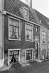 Laag 17e-eeuws huis met bogen boven benedenvensters, souterrain met dodekop bewerkt