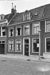 Pand met rechte kroonlijst onder zadeldak, houten eenvoudige deuromlijsting, dodekop