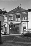 Pand met lijstgevel, beneden staldeuren