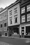 Pand met gepleisterde lijstgevel, nieuwe onderpui