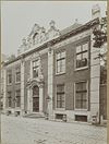 Overzicht voorgevel huis met trambaan op voorgrond - Haarlem - 20318961 - RCE -  Gevel/ Trambaan: Overzicht voorgevel huis met trambaan op voorgrond (opmerking: Bijschrift: eigenaar Nelis Schreis, burgemeester 1687-1738) 