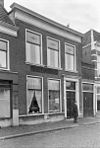 Woonhuis met lijstgevel; aardige ingangspartij. Eenvoudige architectuur van betekenis voor het karakter van de gevelwand