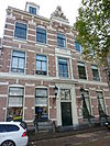 Pand met houten gebeeldhouwde deuromlijsting, fraai stuc interieur