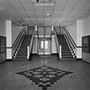 Interieur hoofdgebouw, begane grond, centrale hal, trappenhuis - Haarlem - 20333362 - RCE -  Ripperdakazerne: Interieur hoofdgebouw, begane grond, centrale hal, trappenhuis 