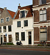 Pand met lijstgeveltje met zadeldak