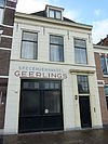 Pand met gepleisterde lijstgevel