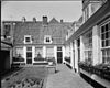 Binnenplaats - Haarlem - 20096628 - RCE -  Hofje van Guurtje de Waal: binnenplaats 