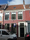 Pand met gepleisterde lijstgevel