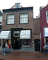 Pand met geverfde lijstgevel