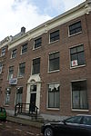 Statig patriciershuis, beneden deels verbouwd, aangebrachte brede ramen, deuromlijsting rococo, rechte kroonlijst met gesneden consoles, Louis seize deur en stoep