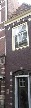 Pand met smal lijstgeveltje
