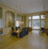 Breed pand met lijstgevel, consoles met schelpmotieven versieringen, statig herenhuis