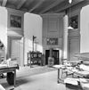 Interieur- werkkamer met balkenzoldering, schouw en bovendeurstukken - Haarlem - 20275852 - RCE -  Teylers Fundatiehuis: Interieur: werkkamer met balkenzoldering, schouw en bovendeurstukken 