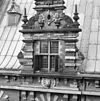 Een van de kleinere geveltoppen op de zijgevel - Haarlem - 20096366 - RCE -  Vleeshal: Een van de kleinere geveltoppen op de zijgevel 