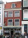 Pand met lijstgevel met dodekop geverfd