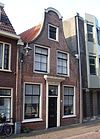 Pand met klokgevel, beneden pui intact