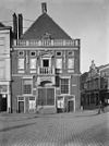 Overzicht voorgevel - Haarlem - 20097753 - RCE -  Hoofdwacht: Overzicht voorgevel (opmerking: In: Buiten ; 13(1919), nr. 52, p. 617) 