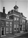 Overzicht voorgevel - Haarlem - 20096575 - RCE -  Hofje van Staats: Overzicht voorgevel (opmerking: In: Buiten ; 18(1924), nr. 19, p. 221) 