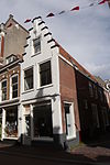 Pand met trapgevel, gepleisterd