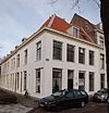 Pand met gepleisterde 18e-eeuwse eenvoudige gevel onder zadeldak en rechte kroonlijst
