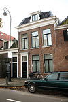 Pand met gepleisterde lijstgevel
