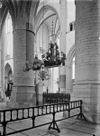 Interieur met drie miniatuur zeilschepen tussen twee zuilen - Haarlem - 20098681 - RCE -  Grote of Sint Bavokerk: Interieur met drie miniatuur zeilschepen tussen twee zuilen 