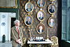 Haarlem-Regentenkamer-Hofe van Noblet-portretten -  Haarlem, Hofje van Noblet, Regent naast zijn portet in de regentenkamer, Hooimarkt, Haarlem. 