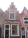 Pand met trapgevel met gemetselde bogen boven de ramen