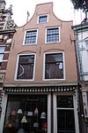 Pand met klokgevel, roze gecementeerd