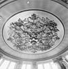 Interieur- stucplafond van de lichtkoepel boven de hal - Haarlem - 20096600 - RCE -  Teylerstichting: Interieur: stucplafond van de lichtkoepel boven de hal 