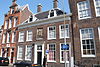 Haarlem-hofje van staats-dienstwoning - Hofje van Staats, Haarlem Boven de deur is een relief met het hooft van de stichter Ysbrand Staats (1663-1729). Het is gemaakt door Gerrit van Heerstal. 