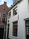 Pand met gepleisterde gevel onder rechte kroonlijst