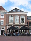 Korenbeurs, natuurstenen halfronde bogen boven vensters, rechte kroonlijst