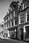 Pand met gelobde gebogen kroonlijst, middenvenster met gesneden omlijsting. Onderpui verbouwd