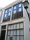 Pand met gepleisterde lijstgevel