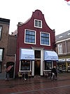 Pand met klokgevel, gepleisterd, met houten gaper