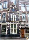 Koningstraat bij Grote Markt - deel Vergulde Druif -  This small facade is said to be the masterpiece of the Haarlem architect Lieven de Key, who built this to prove his mastery of the art of masonry and architectural design. The facade has no door and serves to smooth the corner between two buildings, one facing the Grote markt, and the other facing the Koningstraat. Today it is part of the building known as the 