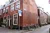 Woningen tot Proveniershof behorend van twee verdiepingen en rechte kroonlijst