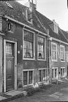 Laag 17e-eeuws huis met bogen boven benedenvensters souterrain, met dodekop bewerkt