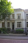 Gepleisterd statig herenhuis