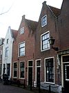 Pand met gepleisterde halsgevel