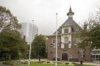 Overzicht van het Gemeentehuis met op de achtergrond de voormalige suikerfabriek ('Sugar City')
