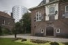 Overzicht van het linker gedeelte van het Gemeentehuis met op de achtergrond de voormalige suikerfabriek ('Sugar City')