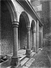 Binnenplaats, galerij met zuilen - Heemskerk - 20104348 - RCE -  Kasteel Assumburg: Binnenplaats, galerij met zuilen (opmerking: In: Buiten ; 11(1917), nr. 24, p. 287) 