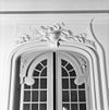 Interieur hal, gedeelte stucwerk boven deur naar balzaal - Heemskerk - 20104435 - RCE -  Kasteel Marquette: interieur hal, gedeelte stucwerk boven deur naar balzaal 